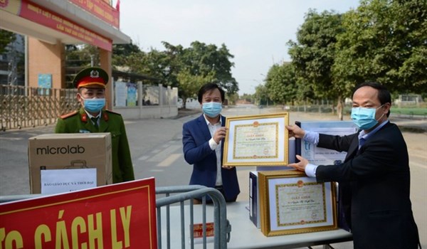 6 cán bộ, giáo viên Trường Tiểu học Xuân Phương nhận giấy khen trong phòng chống dịch COVID-19 